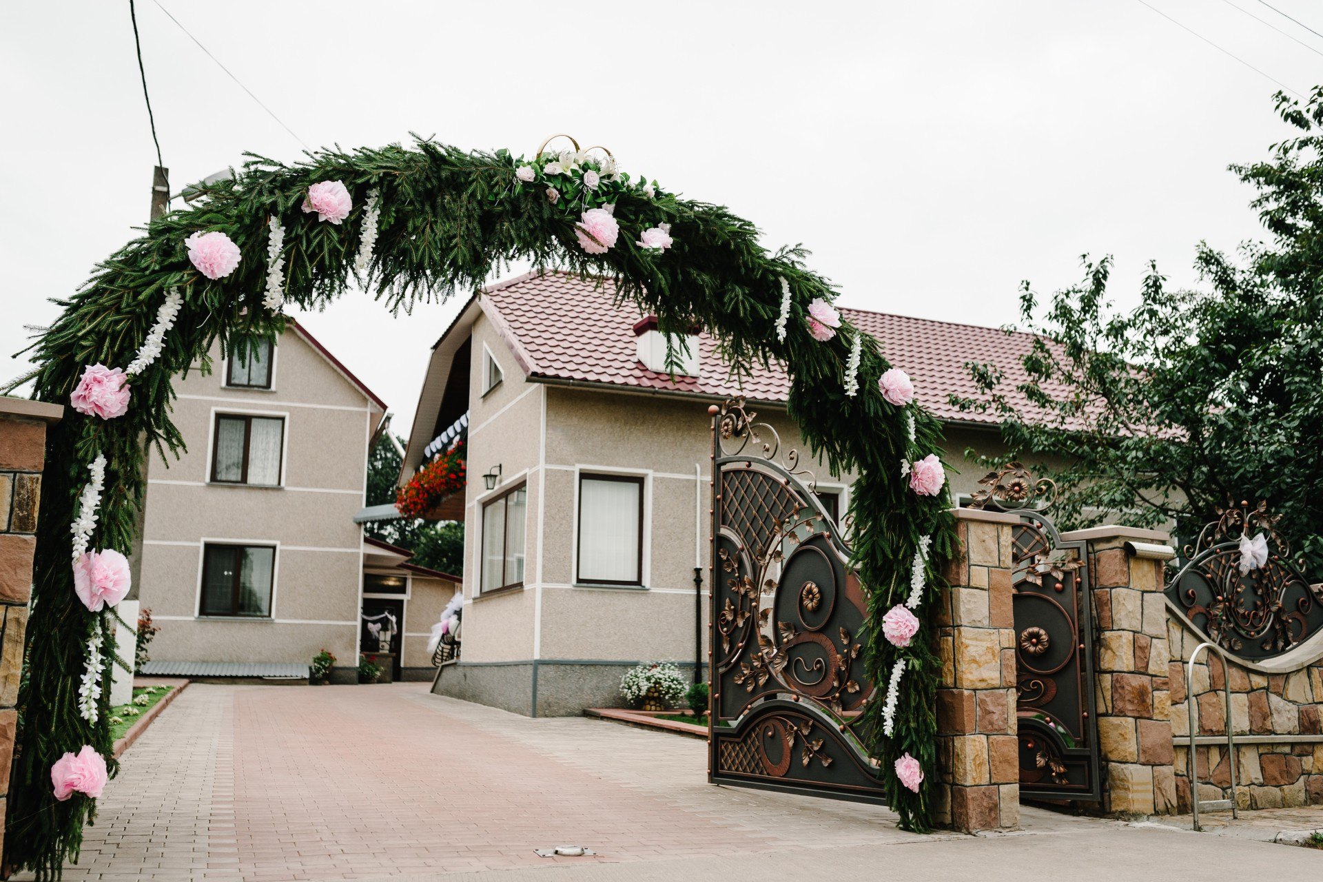 Brama weselna przed domem Panny Młodej